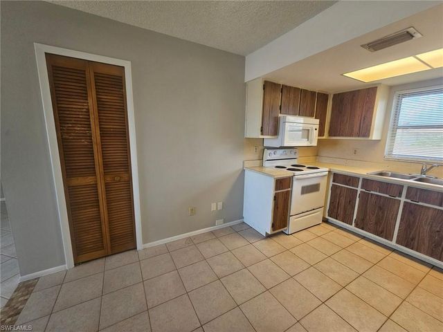 1221 SE 46th LN N, Cape Coral, FL 33904