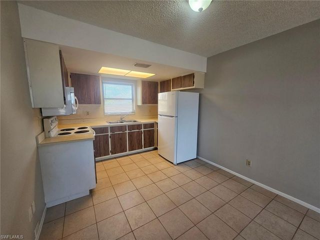 1221 SE 46th LN N, Cape Coral, FL 33904
