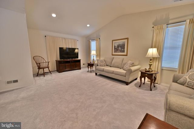 12 WINDMILL CT, Columbus, NJ 08022