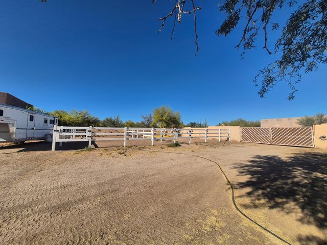 6740 E Dixileta Drive, Cave Creek, AZ 85331