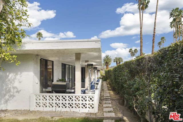 1585 E Sierra Way, Palm Springs, CA 92264