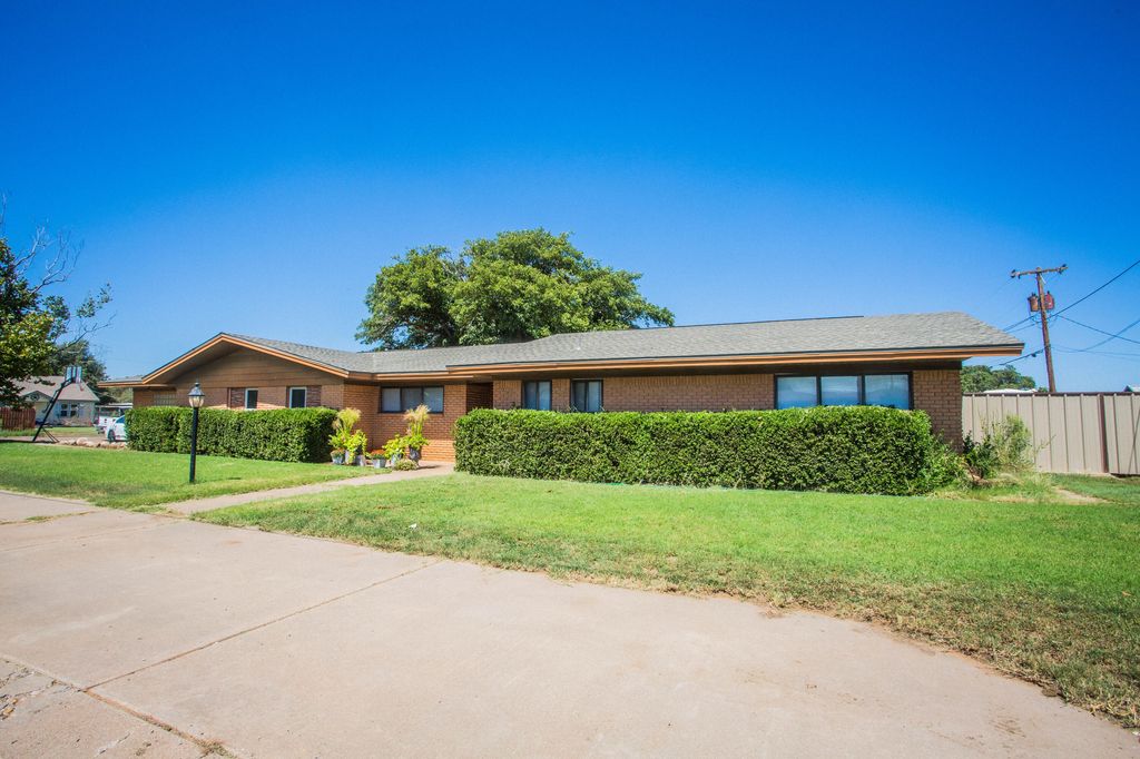 812 1st Street, Abernathy, TX 79311