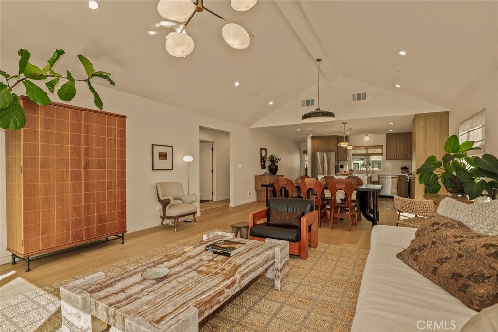 Image 10 of property listing at 3715 Hillcrest Drive, Los Angeles, CA 90016