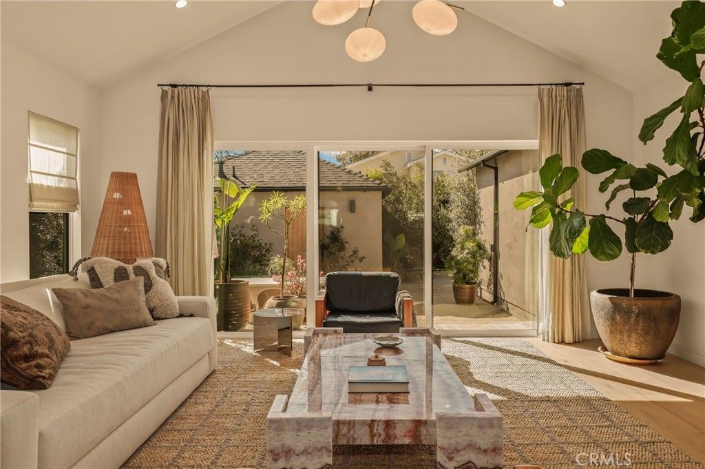 Image 11 of property listing at 3715 Hillcrest Drive, Los Angeles, CA 90016