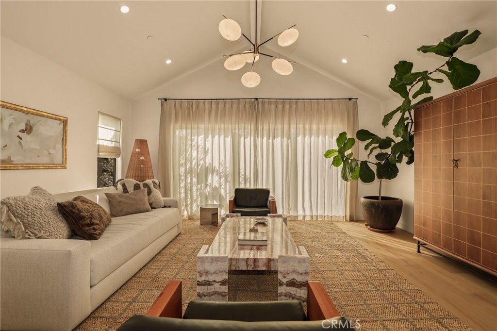 Image 12 of property listing at 3715 Hillcrest Drive, Los Angeles, CA 90016