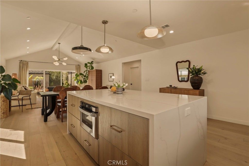 Image 13 of property listing at 3715 Hillcrest Drive, Los Angeles, CA 90016