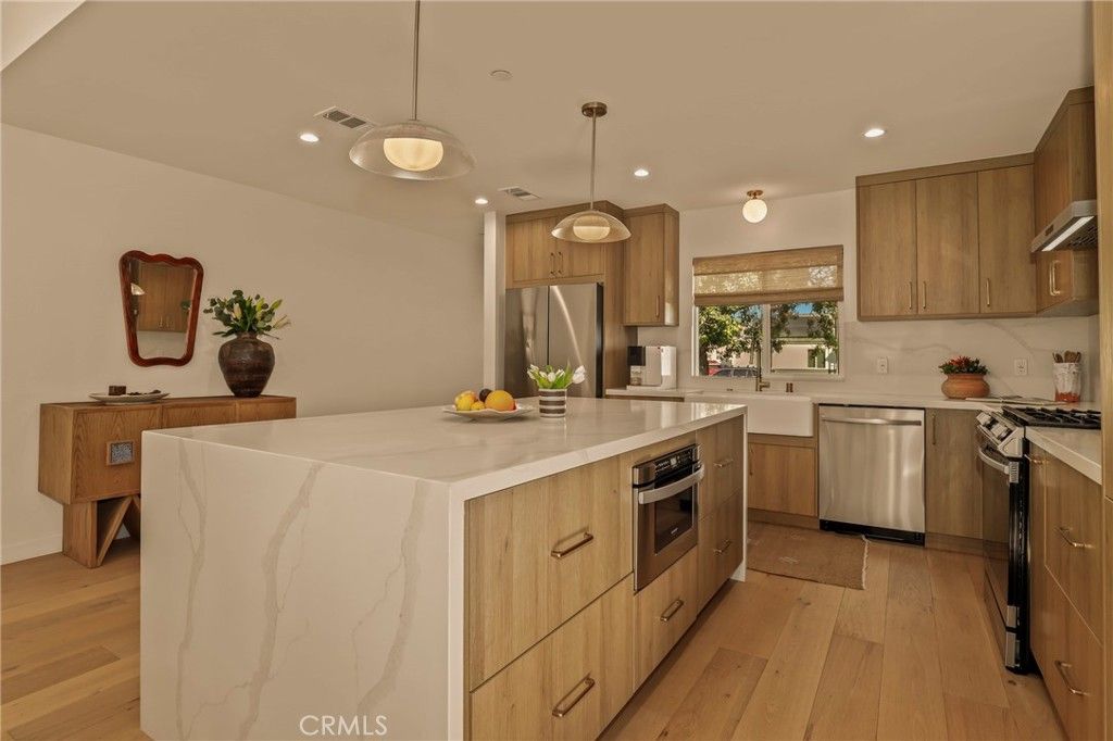 Image 14 of property listing at 3715 Hillcrest Drive, Los Angeles, CA 90016