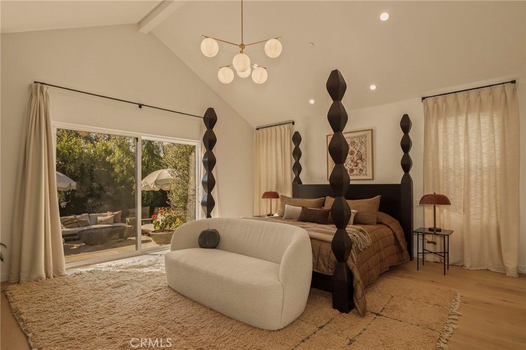 Image 15 of property listing at 3715 Hillcrest Drive, Los Angeles, CA 90016