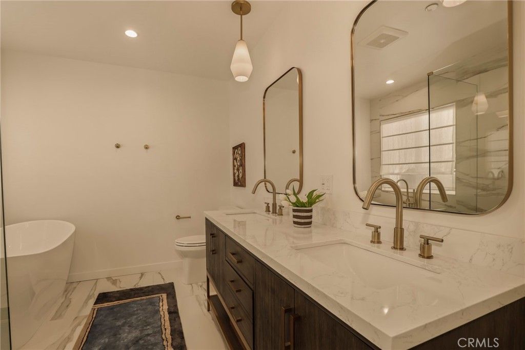 Image 17 of property listing at 3715 Hillcrest Drive, Los Angeles, CA 90016