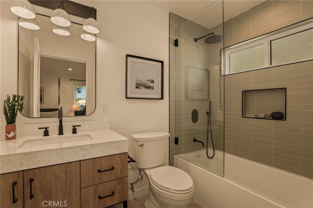 Image 20 of property listing at 3715 Hillcrest Drive, Los Angeles, CA 90016