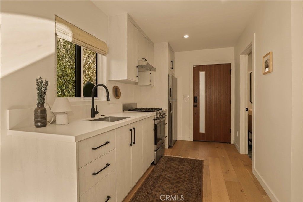 Image 28 of property listing at 3715 Hillcrest Drive, Los Angeles, CA 90016