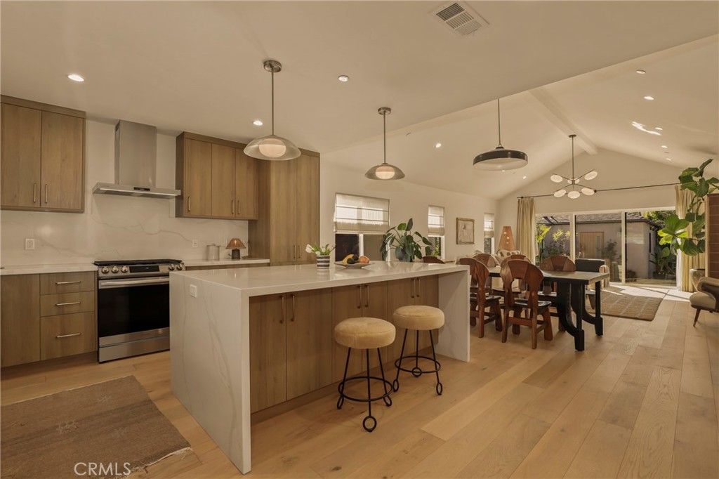 Image 3 of property listing at 3715 Hillcrest Drive, Los Angeles, CA 90016