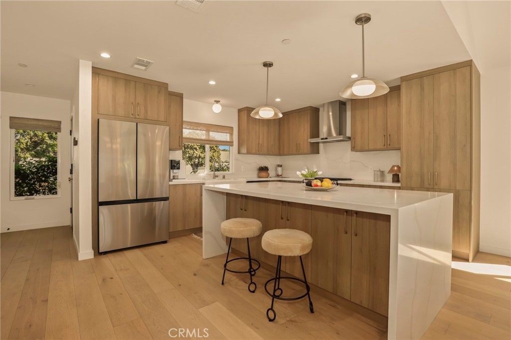 Image 4 of property listing at 3715 Hillcrest Drive, Los Angeles, CA 90016