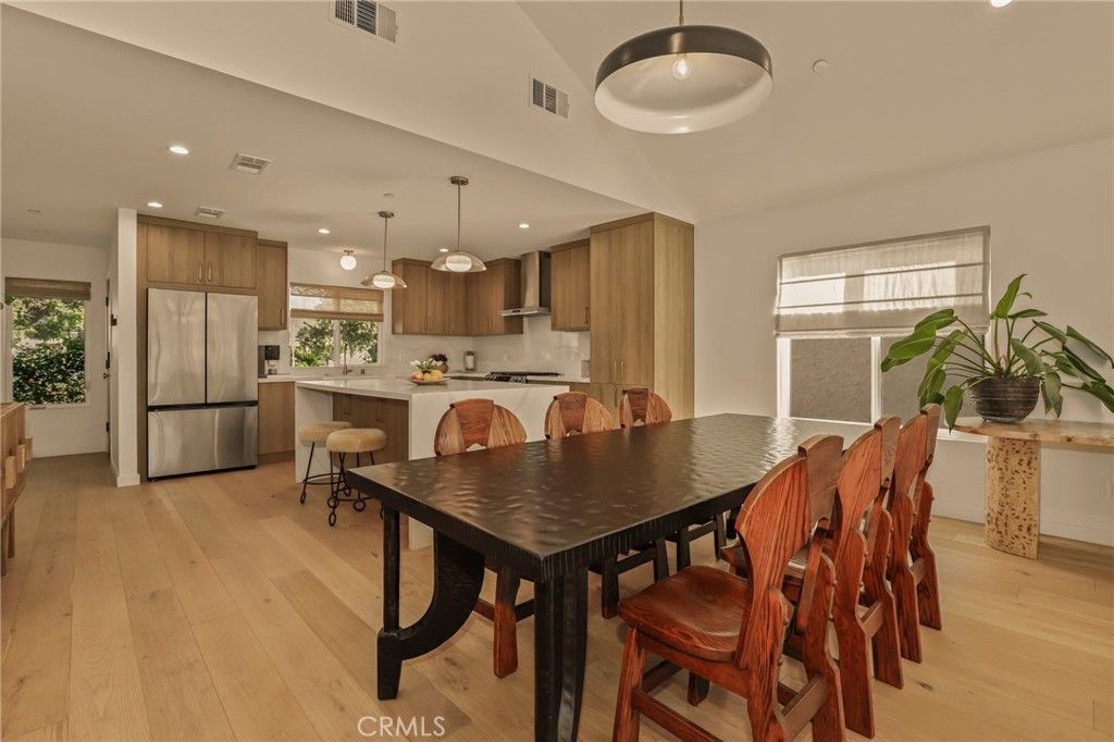 Image 5 of property listing at 3715 Hillcrest Drive, Los Angeles, CA 90016