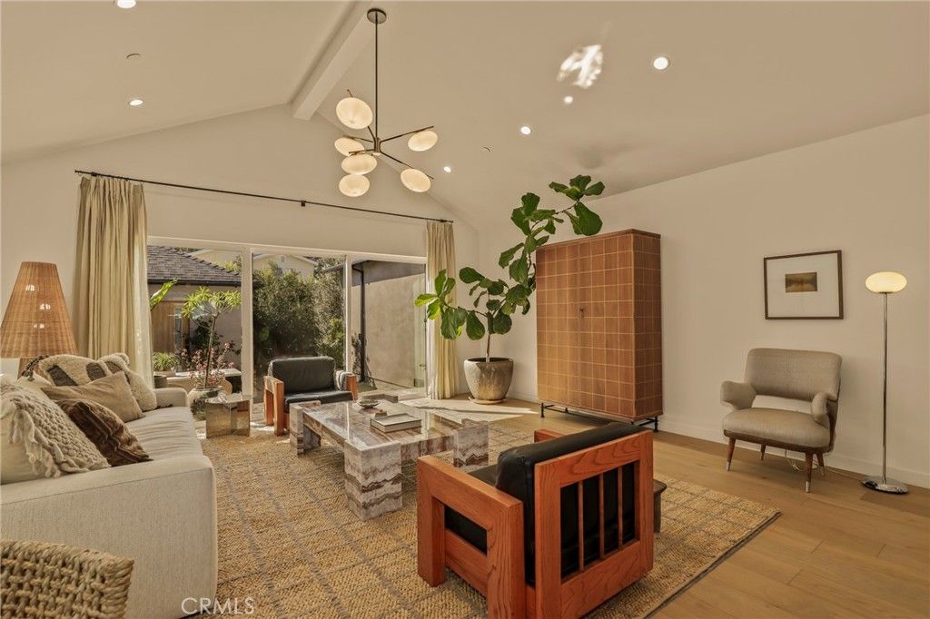 Image 7 of property listing at 3715 Hillcrest Drive, Los Angeles, CA 90016