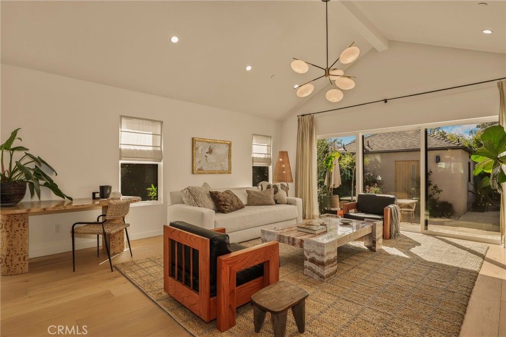 Image 8 of property listing at 3715 Hillcrest Drive, Los Angeles, CA 90016