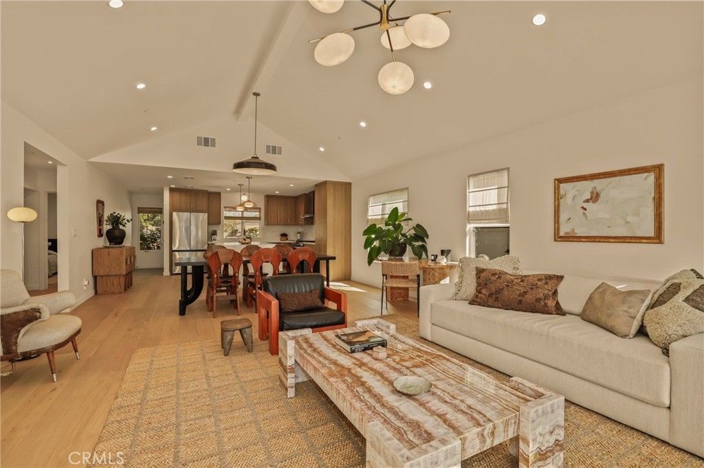 Image 9 of property listing at 3715 Hillcrest Drive, Los Angeles, CA 90016