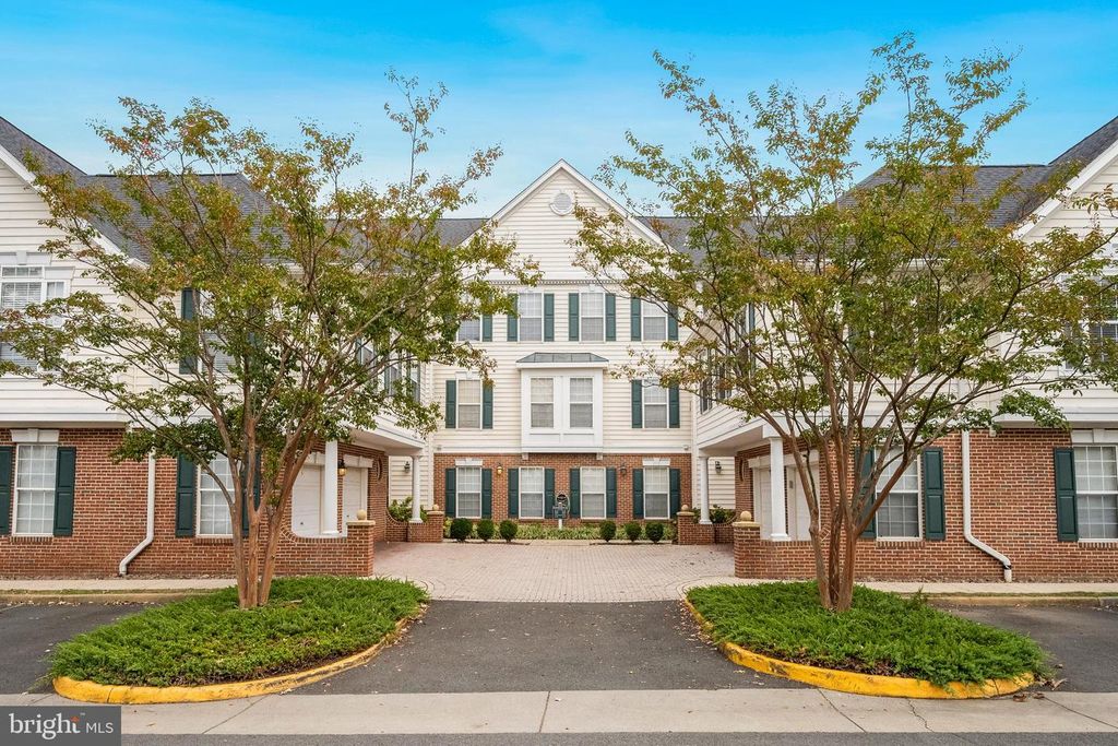 43134 WATERCREST SQ #200, Chantilly, VA 20152