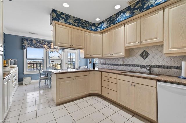 475 Water St Apt 806, Portsmouth, VA 23704