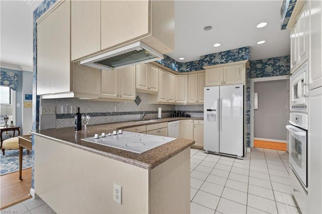 475 Water St Apt 806, Portsmouth, VA 23704