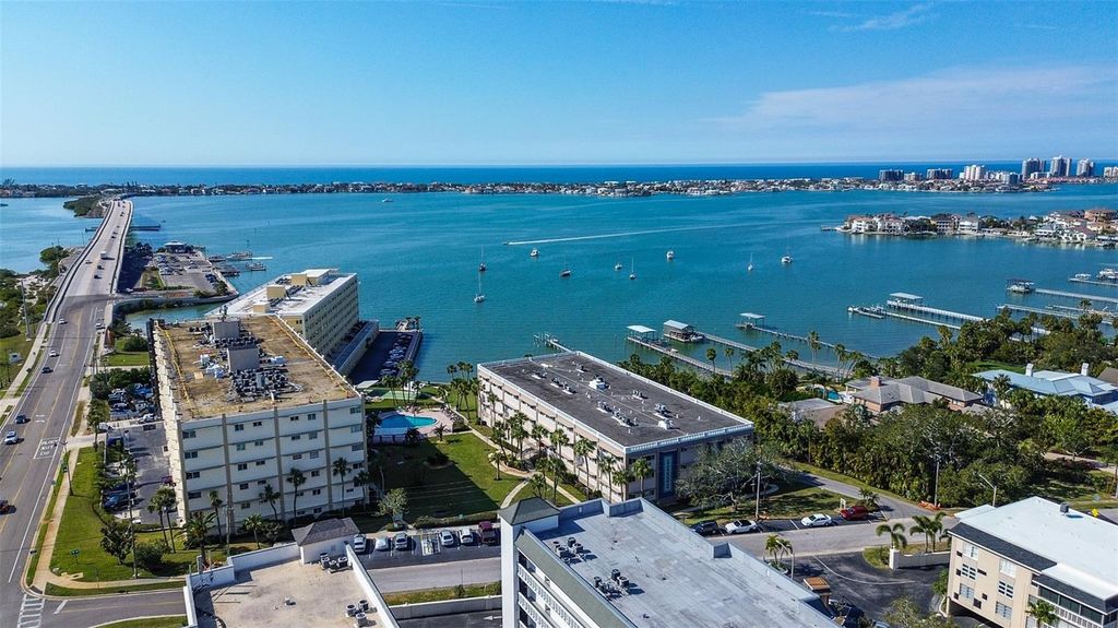 Image 4 of property listing at 100 BLUFF VIEW DRIVE 514A, Belleair Bluffs, FL 33770