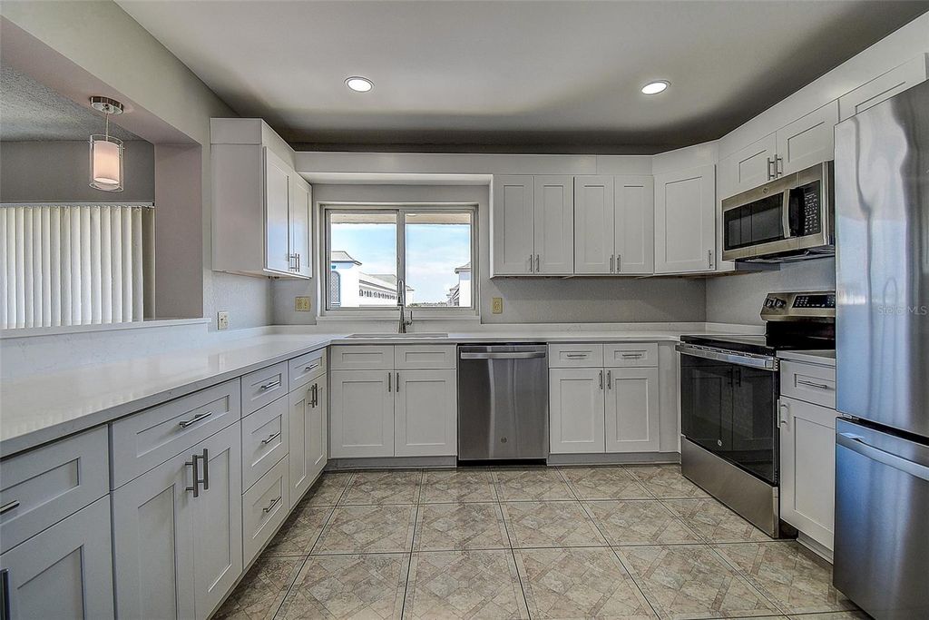 Image 9 of property listing at 100 BLUFF VIEW DRIVE 514A, Belleair Bluffs, FL 33770