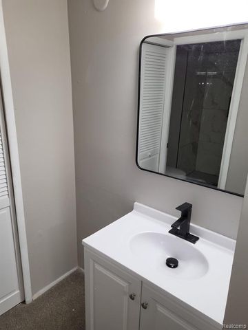 30256 Southfield Road, Southfield, MI 48076