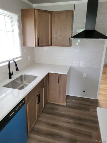 30256 Southfield Road, Southfield, MI 48076