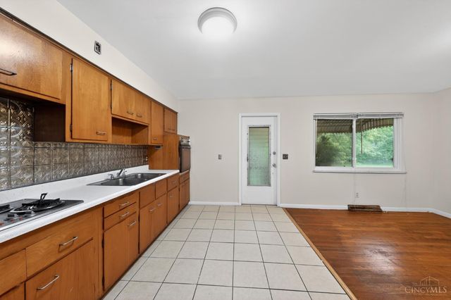 2945 Aquadale Lane, Cincinnati, OH 45211