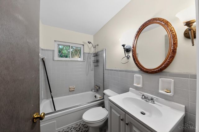 2945 Aquadale Lane, Cincinnati, OH 45211