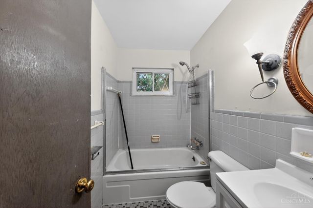 2945 Aquadale Lane, Cincinnati, OH 45211