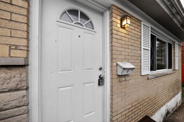 2945 Aquadale Lane, Cincinnati, OH 45211