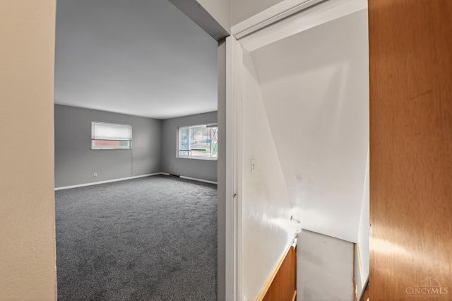 2945 Aquadale Lane, Cincinnati, OH 45211