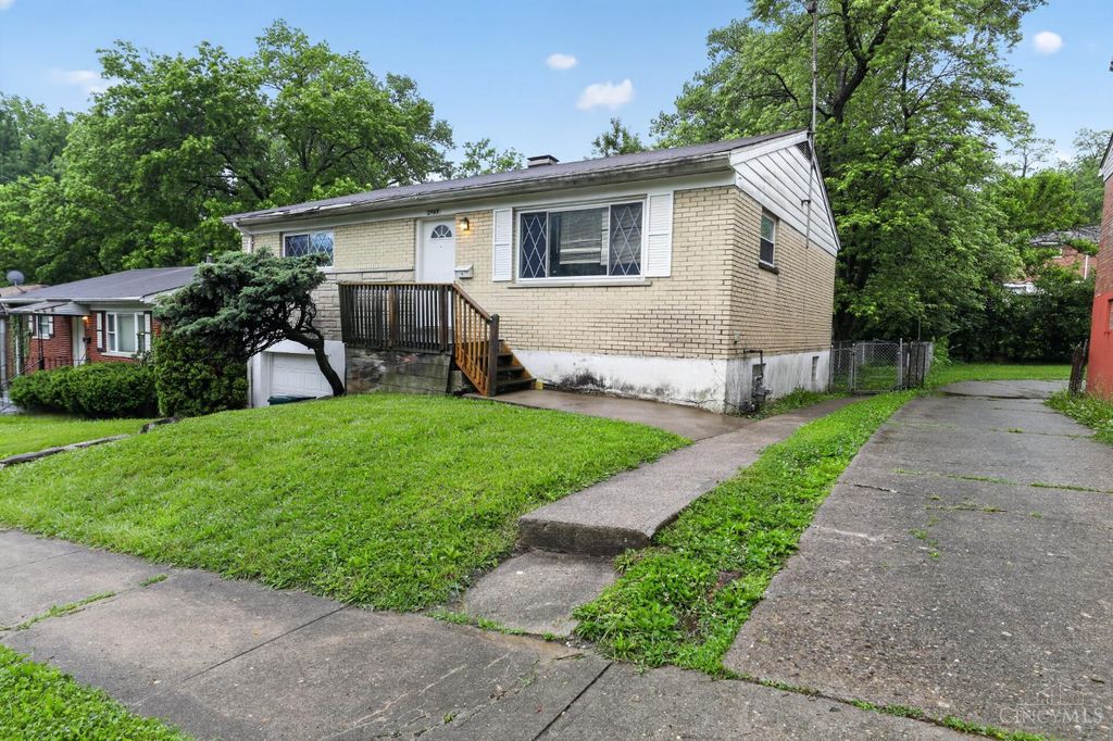 2945 Aquadale Lane, Cincinnati, OH 45211