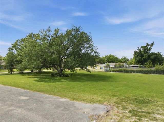 W Claude Street, Lake Charles, LA 70605