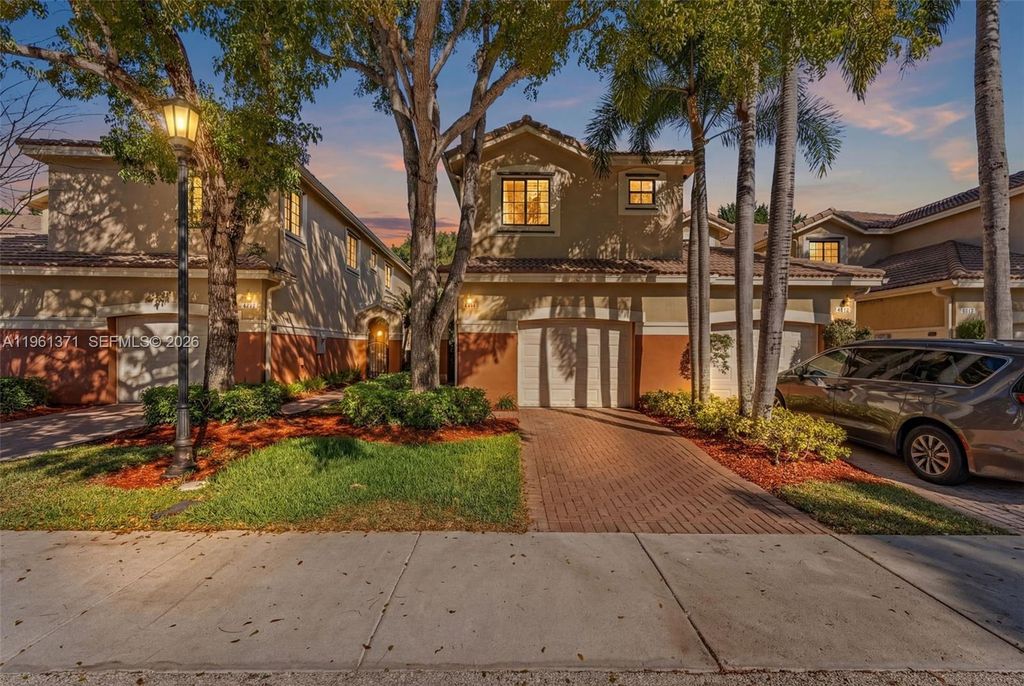 3815 Tree Top Dr, Weston, FL 33332