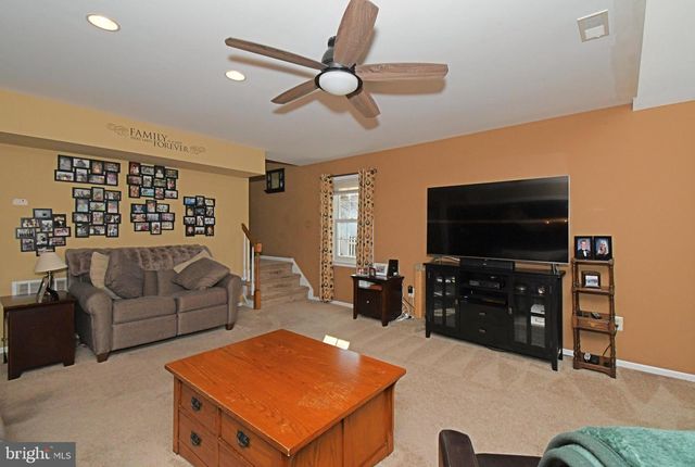 192 GREENBRIAR LN, Newtown, PA 18940