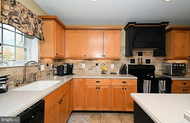 192 GREENBRIAR LN, Newtown, PA 18940