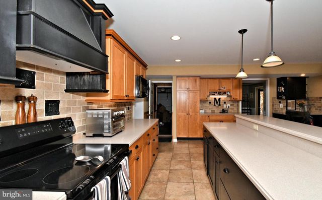 192 GREENBRIAR LN, Newtown, PA 18940