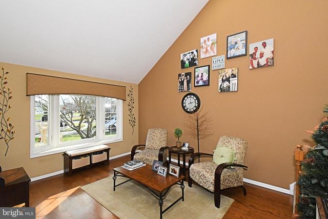 192 GREENBRIAR LN, Newtown, PA 18940