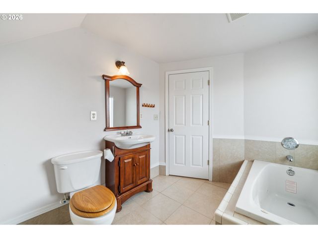 1403 5TH St, Tillamook, OR 97141