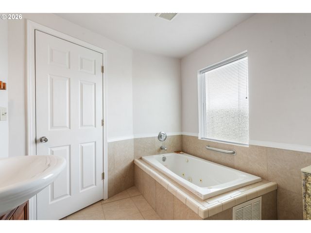 1403 5TH St, Tillamook, OR 97141