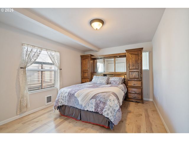 1403 5TH St, Tillamook, OR 97141