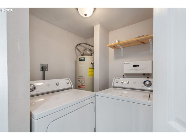 1403 5TH St, Tillamook, OR 97141