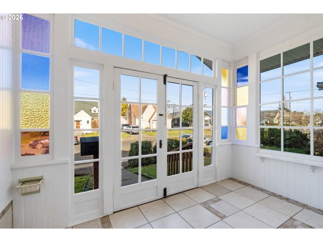 1403 5TH St, Tillamook, OR 97141