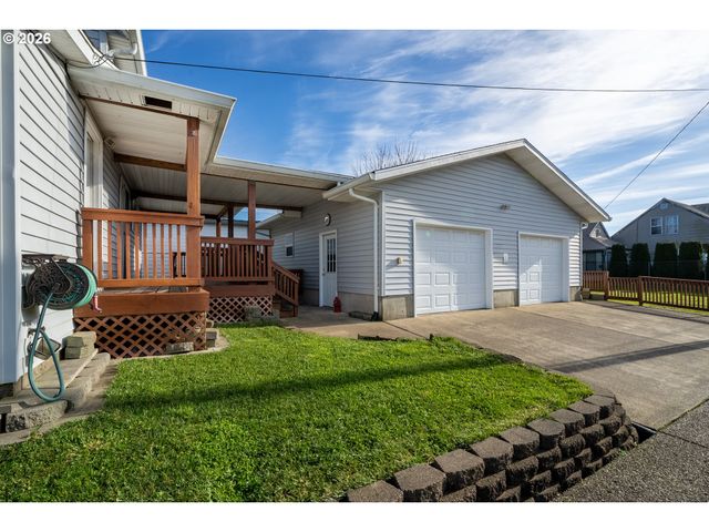 1403 5TH St, Tillamook, OR 97141