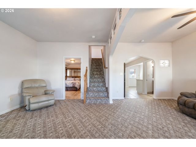 1403 5TH St, Tillamook, OR 97141