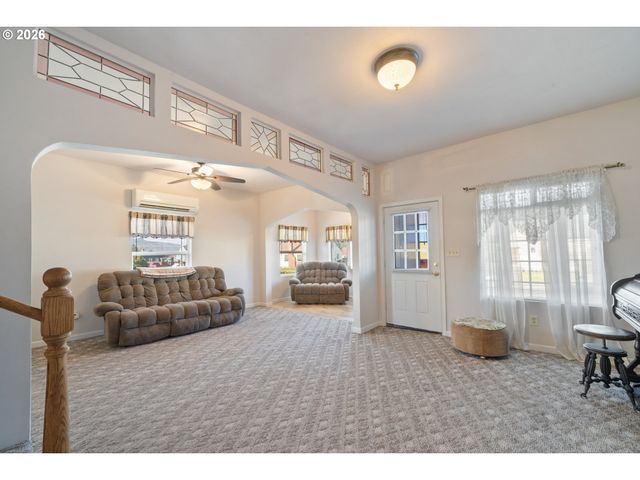 1403 5TH St, Tillamook, OR 97141