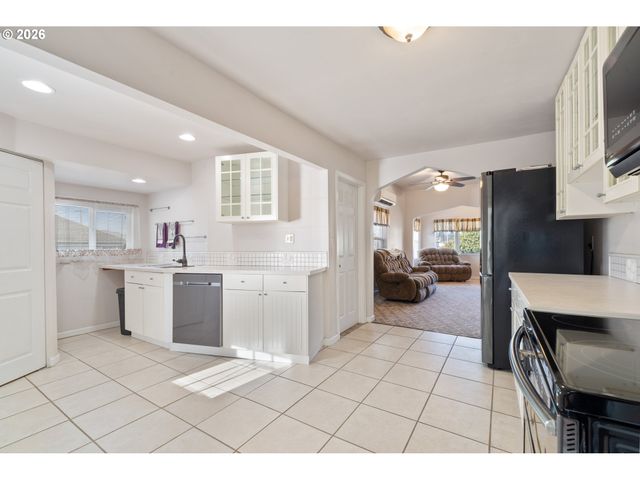 1403 5TH St, Tillamook, OR 97141