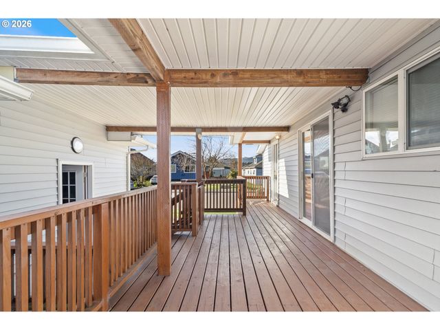 1403 5TH St, Tillamook, OR 97141